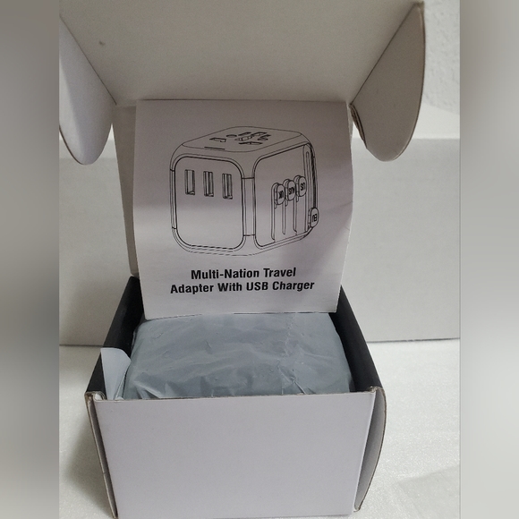 NIB Multi-Nation Travel Adapter with USB - Picture 6 of 12